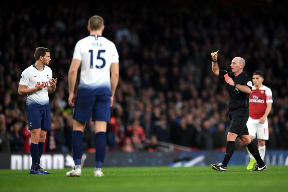 LONDON, ENGLAND - DECEMBER 02: Match Referee Mike Dean shows a second yellow card to Jan Vertonghen of Tottenham Hotspur during the Premier League match between Arsenal FC and Tottenham Hotspur at Emirates Stadium on December 1, 2018 in London, United Kingdom. (Photo by Shaun Botterill/Getty Images)