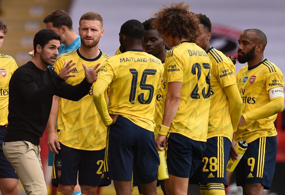 Arsenal's Spanish head coach Mikel Arteta (L) directs his players during the first drinks break in the English FA Cup quarter-final football match between Sheffield United and Arsenal at Bramall Lane in Sheffield, northern England on June 28, 2020. (Photo by Oli SCARFF / POOL / AFP) 