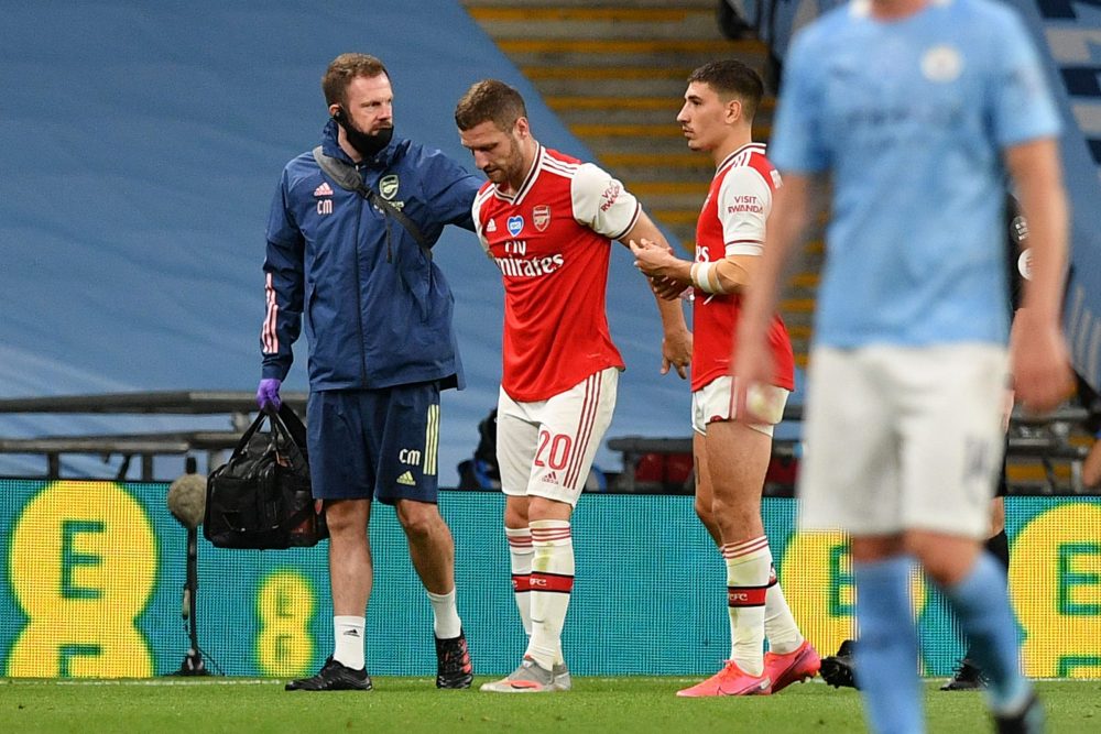 Ready to be sold, Shkodran Mustafi walking without crutches 2 Arsenal's German defender Shkodran Mustafi (C) is helped off the pitch injured during the English FA Cup semi-final football match between Arsenal and Manchester City at Wembley Stadium in London, on July 18, 2020. (Photo by JUSTIN TALLIS / POOL / AFP)