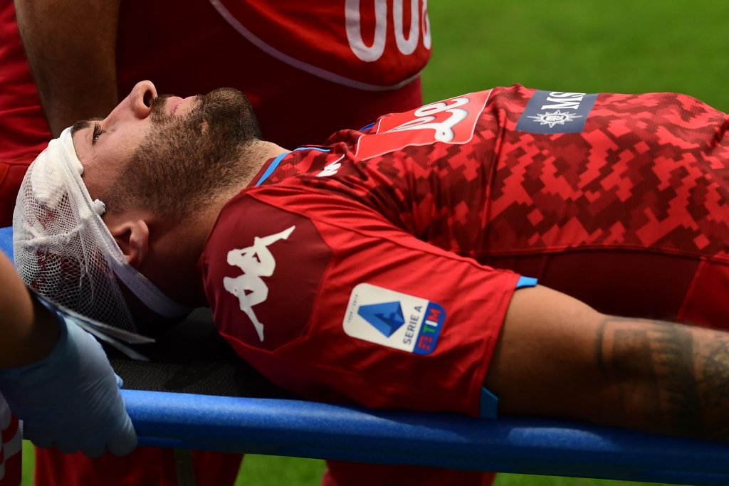 Napoli's Colombian goalkeeper David Ospina is stretched out of the pitch following a head injury during the Italian Serie A football match Atalanta vs Napoli played on July 2, 2020 behind closed doors at the Atleti Azzurri d'Italia stadium in Bergamo, as the country eases its lockdown aimed at curbing the spread of the COVID-19 infection, caused by the novel coronavirus. (Photo by Miguel MEDINA / AFP)