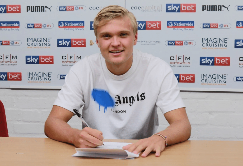 Matt Smith signs his loan deal with Swindon Town FC (Photo via SwindonTownFC.co.uk)