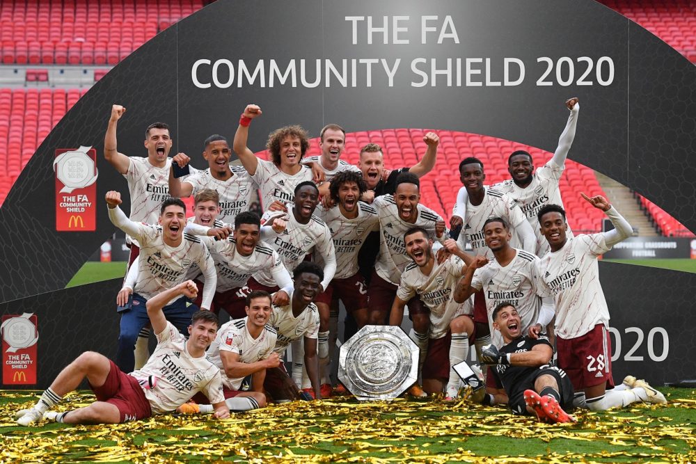 LONDON, ENGLAND - AUGUST 29: Arsenal celebrate with the Community Shield Trophy following his team's victory in during the FA Community Shield final between Arsenal and Liverpool at Wembley Stadium on August 29, 2020 in London, England. (Photo by Justin Tallis/ pool via Getty Images)