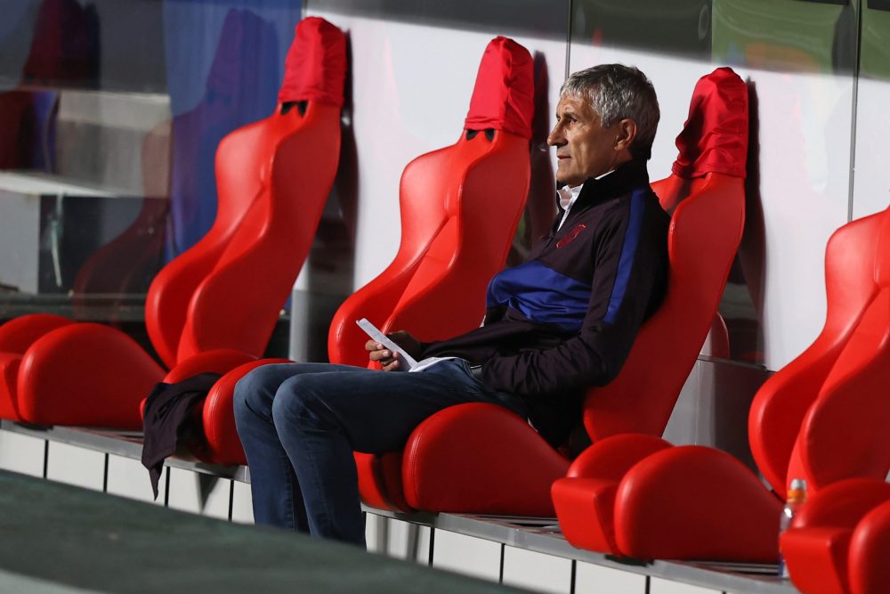 Barcelona's Spanish coach Quique Setien holds a piece of paper during the UEFA Champions League quarter-final football match between Barcelona and Bayern Munich at the Luz stadium in Lisbon on August 14, 2020. (Photo by Rafael Marchante / POOL / AFP)