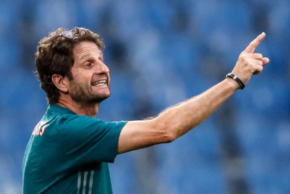 Arsenal's Australian coach Joe Montemurro gives instructions during the UEFA Women's Champions League quarter-final football match between Arsenal and Paris SG at the Anoeta stadium in San Sebastian on August 22, 2020. (Photo by Clive Brunskill / POOL / AFP)