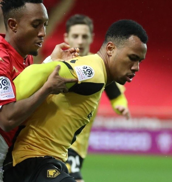 Monaco's Portuguese forward Gelson Martins (L) fights for the ball with Lille's Brazilian defender Gabriel dos Santos Magalhaes (R) during the Fren...
