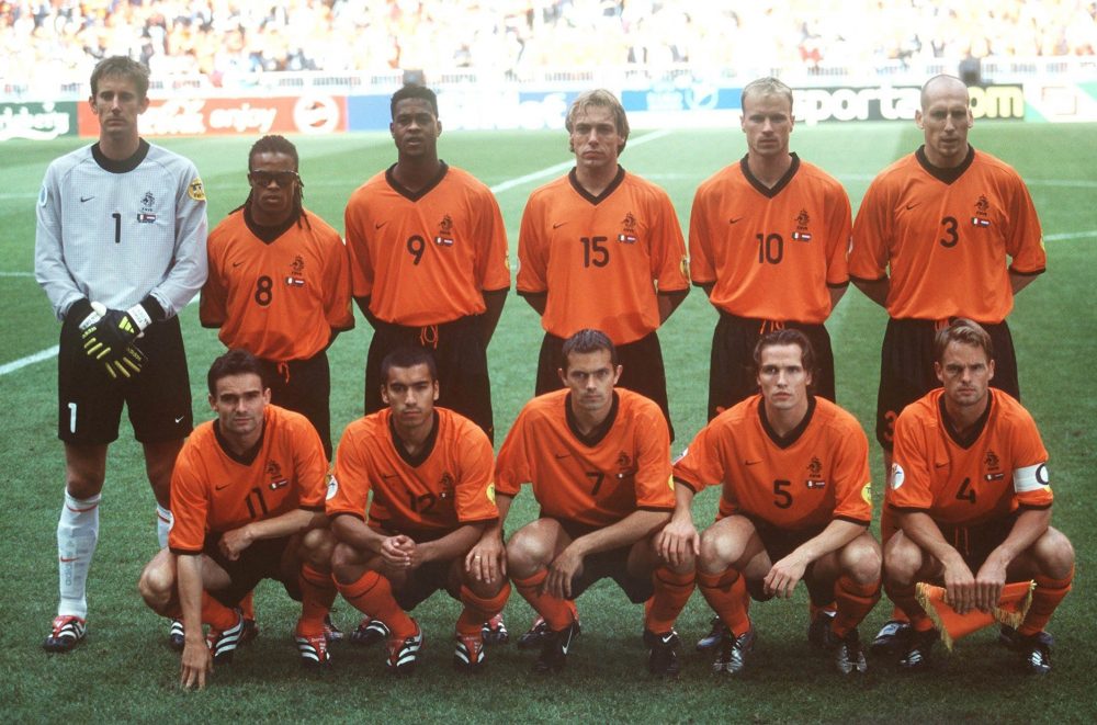 AMSTERDAM, NETHERLANDS - JUNE 29: EM EURO 2000, Halbfinale, Amsterdam; ITALIEN - NIEDERLANDE (ITA - HOL) 3:1 n.E.; hintere Reihe v.l.n.r.: TORWART Edwin van der SAR, Edgar DAVIDS, Patrick KLUIVERT, Paul BOSVELT, Dennis BERGKAMP, Jaap STAM; vordere Reihe v.l.n.r.: Marc OVERMARS, Giovanni van BRONCKHORST, Phillip COCU, Boudewijn ZENDEN, Frank de BOER/TEAM HOL (Photo by Lutz Bongarts/Bongarts/Getty Images)