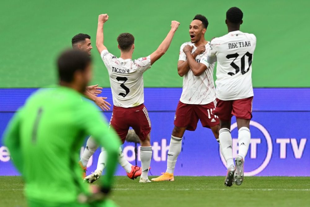 Arsenal's Pierre-Emerick Aubameyang (C) celebrates scoring his team's first goal during the English FA Community Shield football match between Arsenal and Liverpool at Wembley Stadium in north London on August 29, 2020. (Photo by JUSTIN TALLIS / POOL / AFP) 