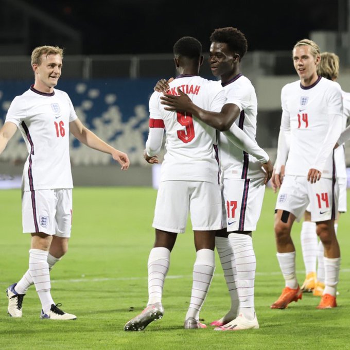 Eddie Nketiah and Bukayo Saka celebrate a goal for the England u21s (Photo via England on Twitter)
