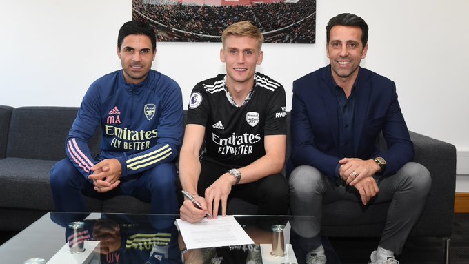 Runar Runarsson signs for Arsenal (via Arsenal.com)