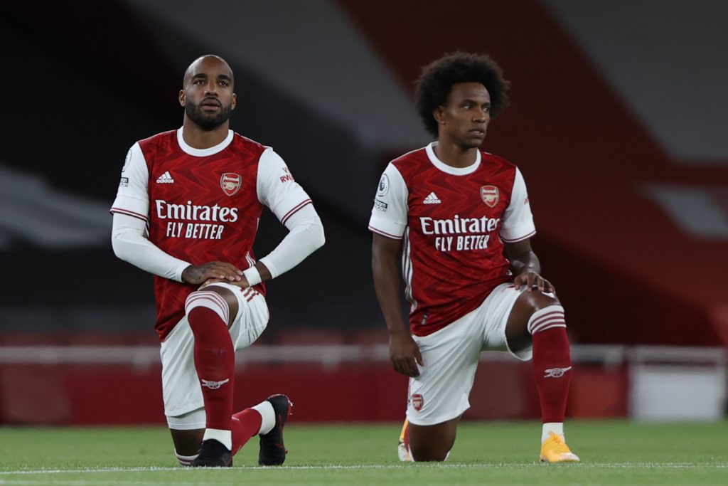 Arsenal's French striker Alexandre Lacazette (L) and Arsenal's Brazilian midfielder Willian (R) take a knee in support of the Black Lives Matter campaign against rasicm during the English Premier League football match between Arsenal and West Ham United at the Emirates Stadium in London on September 19, 2020. (Photo by IAN WALTON / POOL / AFP)