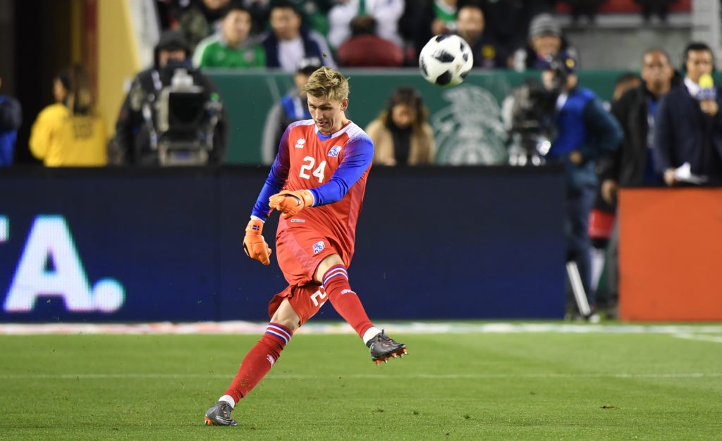 Iceland goalkeeper Runar Alex Runarsson takes a goalkick against Mexico on March 23, 2018 in Santa Clara, California, during their international soccer friendly. Mexico defeated Iceland 3-0. / AFP PHOTO / Frederic J. Brown