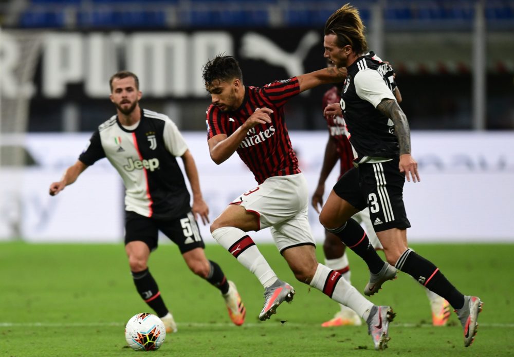 AC Milan's Brazilian midfielder Lucas Paqueta (C) outruns Juventus' Italian forward Federico Bernardeschi during the Italian Serie A football match...