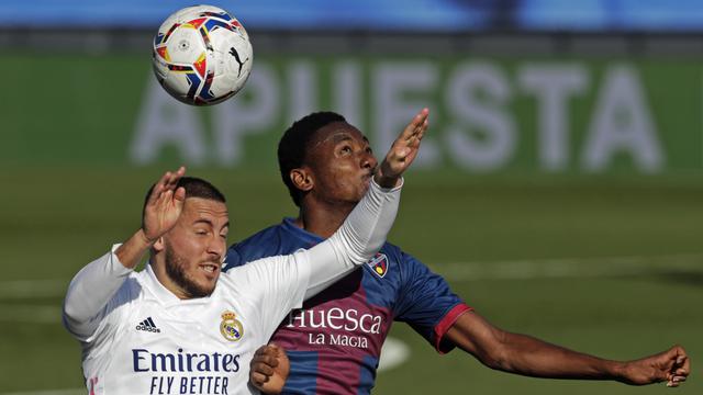 Kelechi Nwakali (R) contests an aerial duel with Eden Hazard (Photo via Bola.com)