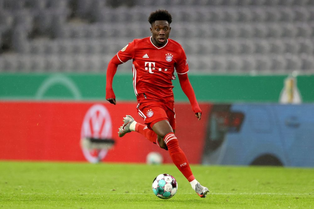 MUNICH, GERMANY - OCTOBER 15: Alphonso Davies of FC Bayern München runs with the ball during the DFB Cup first round match between 1. FC Düren and ...