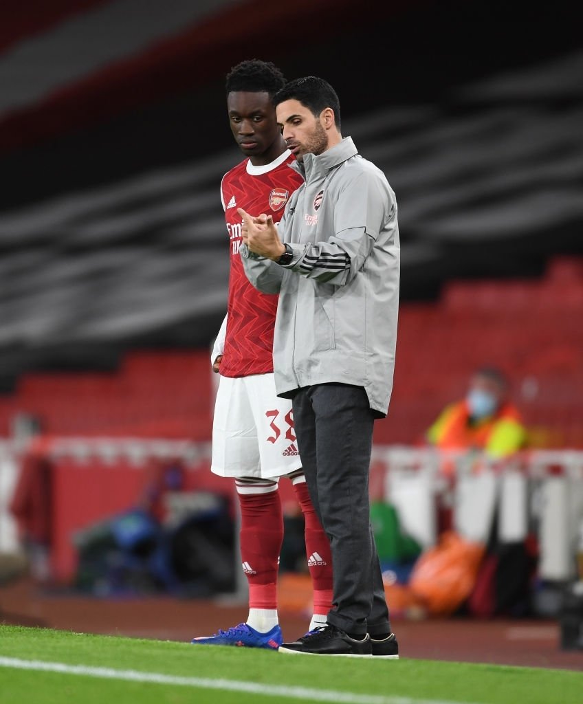 Mikel Arteta speaks with Folarin Balogun ahead of his debut against Dundalk (Photo via Twitter)