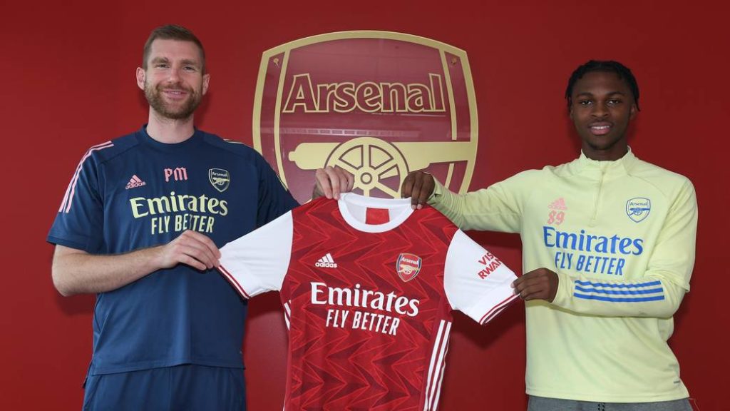 Zane Monlouis signs his 1st pro contract with Arsenal with Academy Director Per Mertesacker. Arsenal Training Ground. London Colney, Herts, 16/10/20. Credit : Arsenal Football Club / David Price.