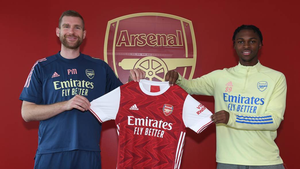 Zane Monlouis signs his 1st pro contract with Arsenal with Academy Director Per Mertesacker. Arsenal Training Ground. London Colney, Herts, 16/10/2...