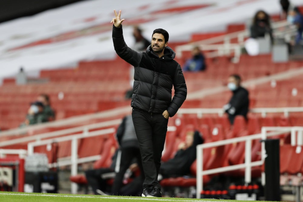 LONDON, ENGLAND - OCTOBER 04: Mikel Arteta, Manager of Arsenal gives his team instructions during the Premier League match between Arsenal and Shef...