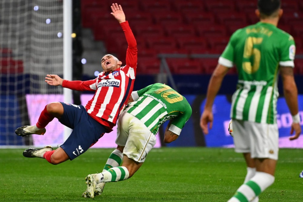 Atletico Madrid's Uruguayan midfielder Lucas Torreira (L) vies with Real Betis' Spanish midfielder Sergio Canales during the Spanish League footbal...