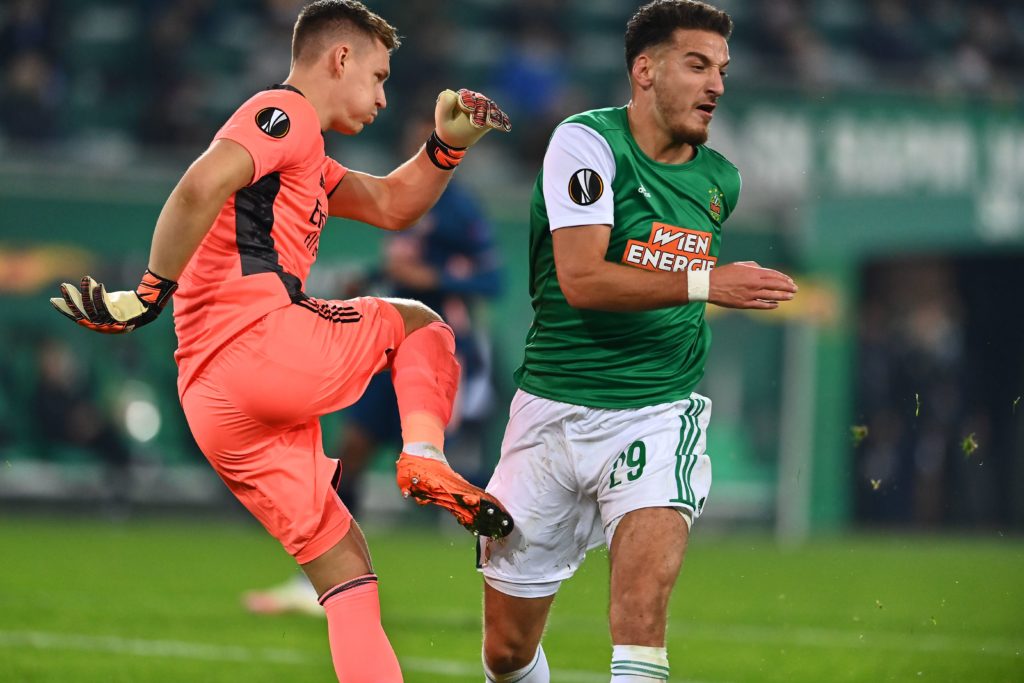 Arsenal's German goalkeeper Bernd Leno (left) and Rapid Wien's Austrian forward Ercan Kara vie for the ball during the UEFA Europa League Group B football match Rapid Wien v Arsenal in Vienna, Austria on October 22, 2020. (Photo by JOE KLAMAR/AFP via Getty Images)