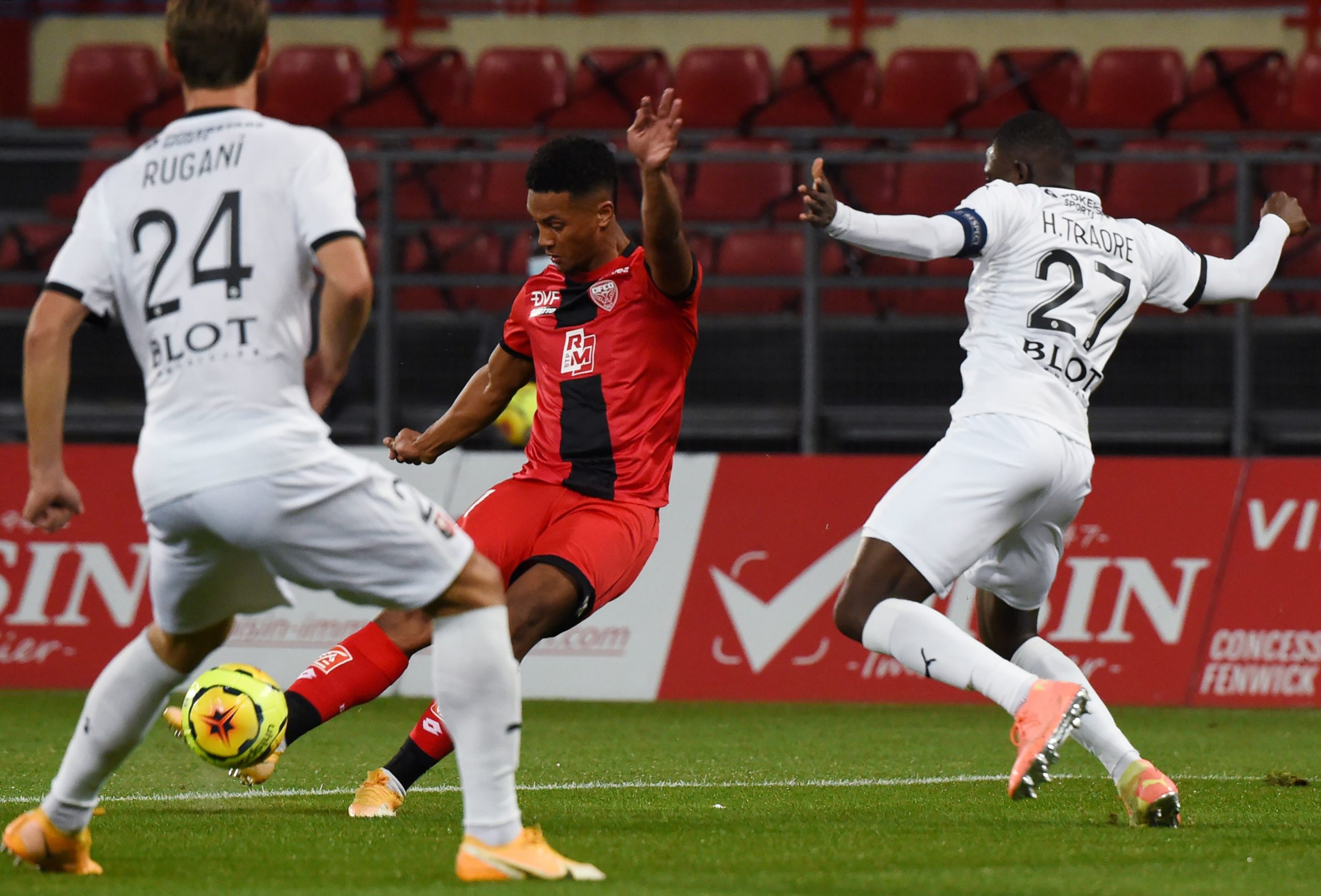 Rennes' Italian defender Daniele Rugani (L) and Rennes' Malian defender Hamari Traore (R) fight for the ball with Dijon's French forward Mounir Chouiar (C) during the French L1 football match between Dijon (DFCO) and Rennes (MHSC) on October 16, 2020, at the Gaston Gerard stadium in Dijon. (Photo by JEAN-PHILIPPE KSIAZEK / AFP)