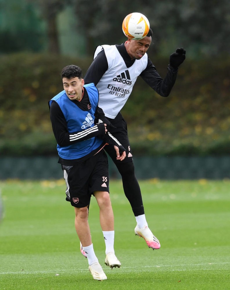Gabriel Martinelli (L) back in training with Arsenal (Photo via Twitter)