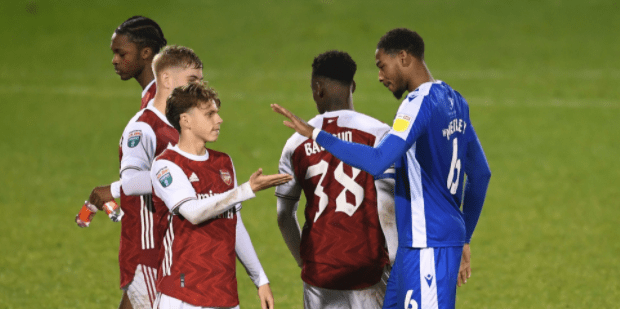 2 loanees in training with Arsenal after recall 2 Zech Medley (R) after his loan game with Gillingham against the Arsenal u21s. Medley is greeting Arsenal's Ben Cottrell. (Photo via Getty Images)