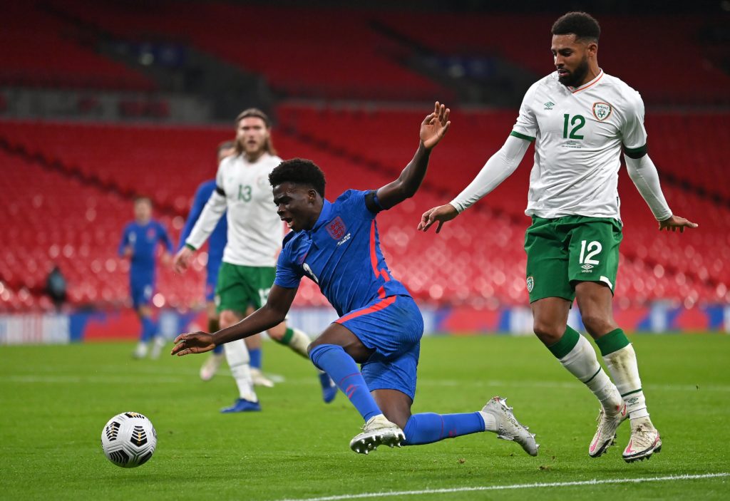 Bukayo Saka after being fouled for a penalty (Photo via Squawka Football on Twitter)