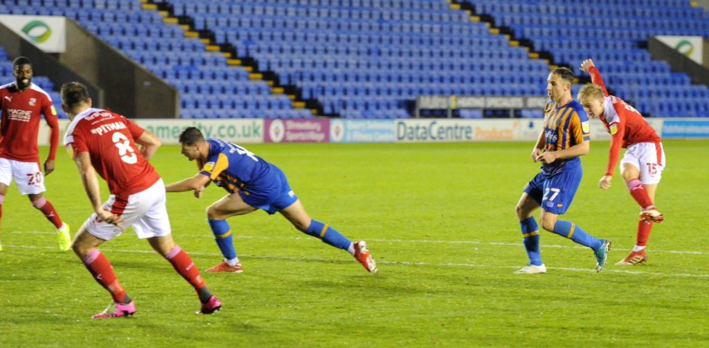 Video: Arsenal loanee Matt Smith scores late equaliser 2 Matt Smith scores for Swindon Town against Shrewsbury Town (Photo via Swindon Town on Twitter)