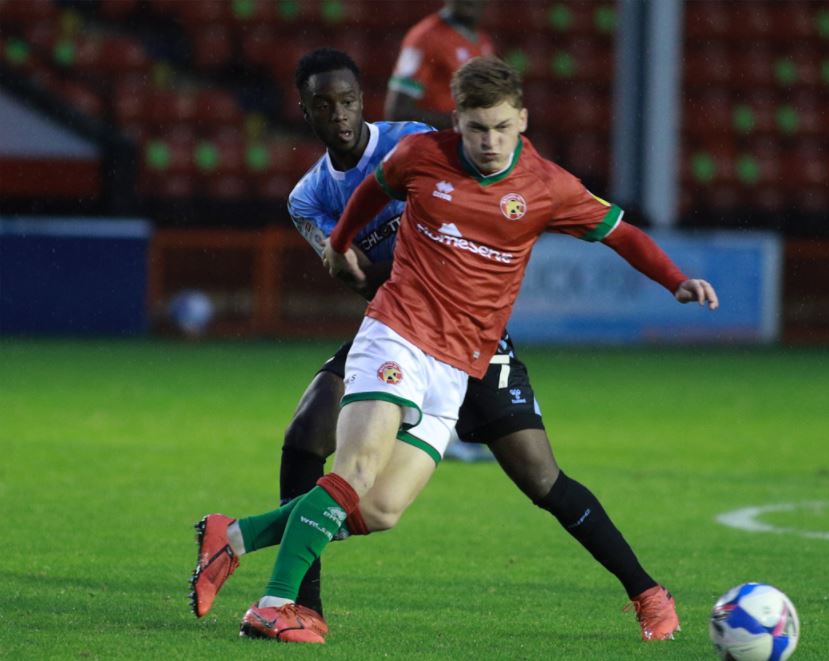 James Olayinka, on loan at Southend United, contests a ball with a Walsall player (Photo via Southend United on Twitter)