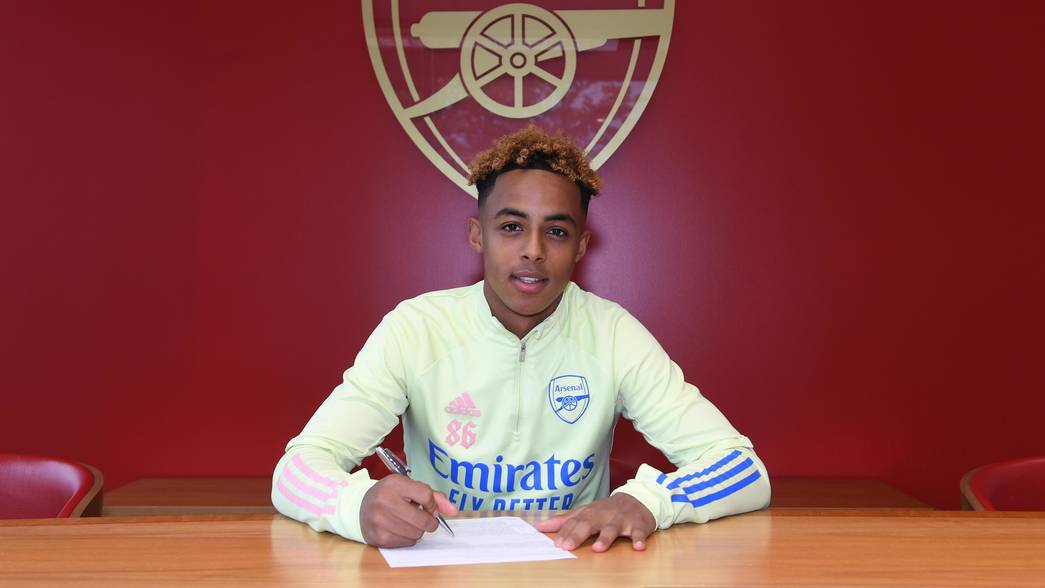 Omari Hutchinson signs his 1st pro contract for Arsenal. Arsenal Training Ground. London Colney, Herts, 30/10/20. Credit : Arsenal Football Club / ...