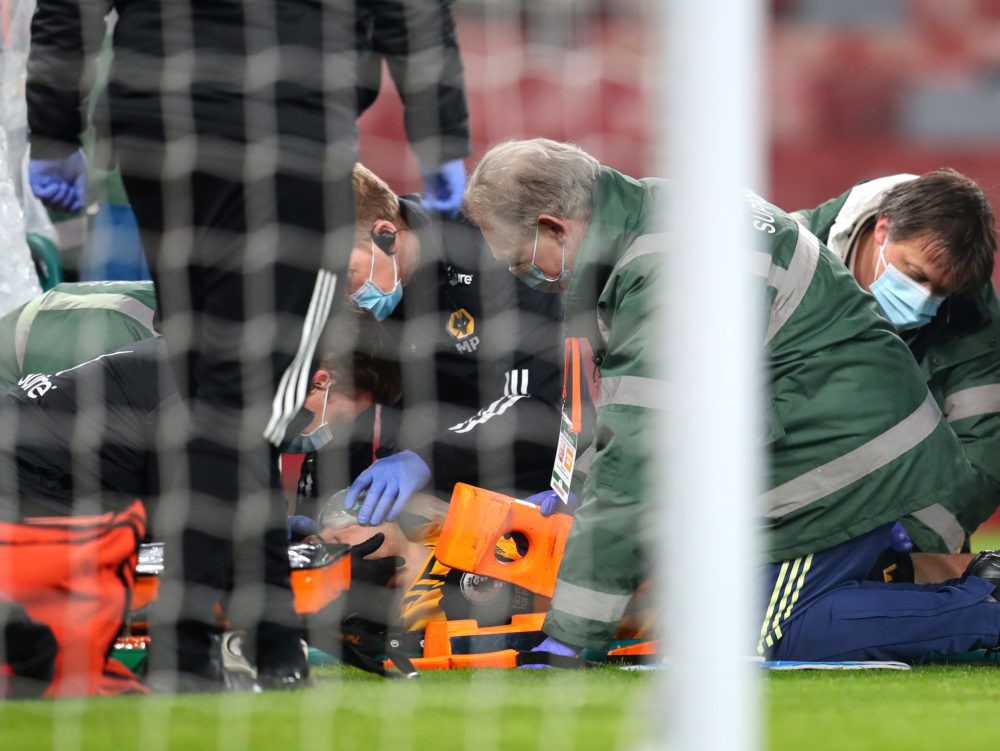 Impressive scar! Raul Jimenez returns to training 5 LONDON, ENGLAND - NOVEMBER 29: Raul Jimenez of Wolverhampton Wanderers receives medical treatment during the Premier League match between Arsenal and Wolverhampton Wanderers at Emirates Stadium on November 29, 2020 in London, England. Sporting stadiums around the UK remain under strict restrictions due to the Coronavirus Pandemic as Government social distancing laws prohibit fans inside venues resulting in games being played behind closed doors. (Photo by Catherine Ivill/Getty Images)