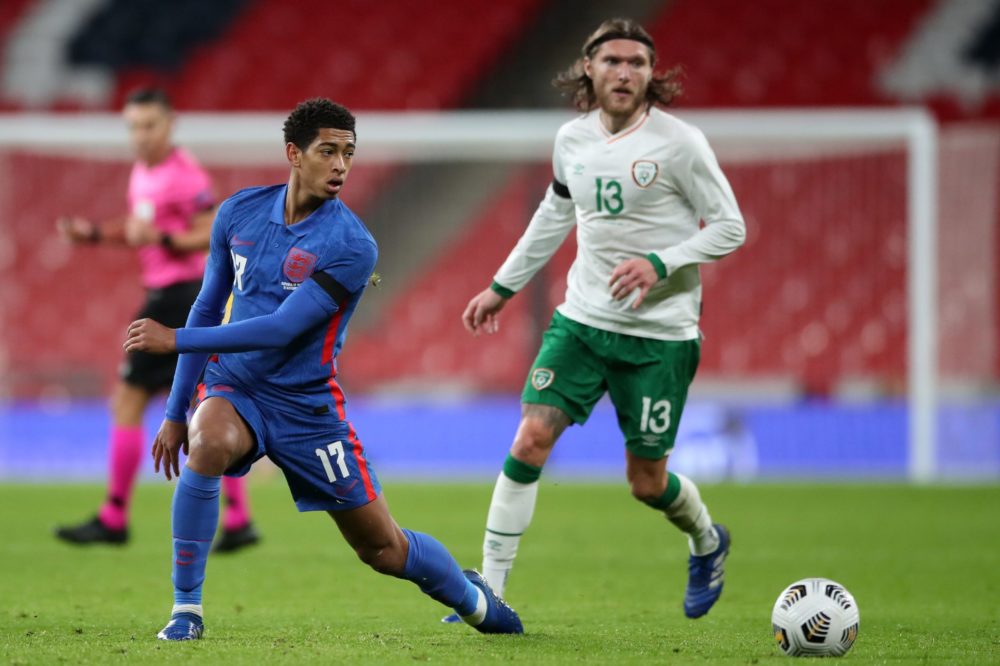 England's midfielder Jude Bellingham (L) vies with Republic of Ireland's midfielder Jeff Hendrick (R) during the international friendly football match between England and Republic of Ireland at Wembley stadium in north London on November 12, 2020. (Photo by Nick Potts / POOL / AFP)