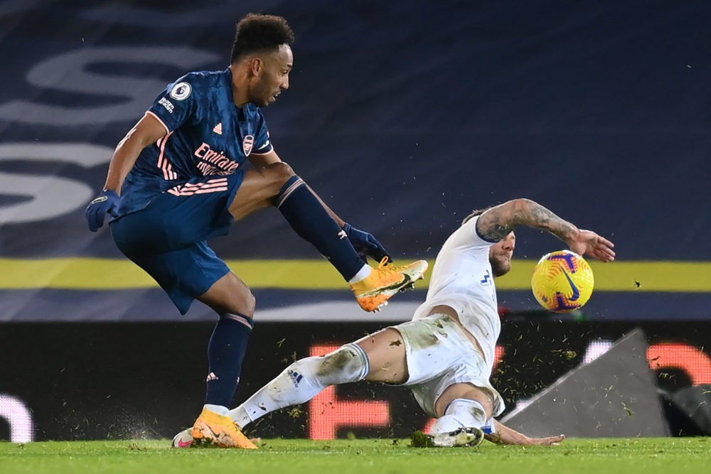 Leeds United's English-born Scottish defender Liam Cooper (R) stops a shot by Arsenal's Gabonese striker Pierre-Emerick Aubameyang (L) during the English Premier League football match between Leeds United and Arsenal at Elland Road in Leeds, northern England on November 22, 2020. (Photo by Michael Regan / POOL / AFP)