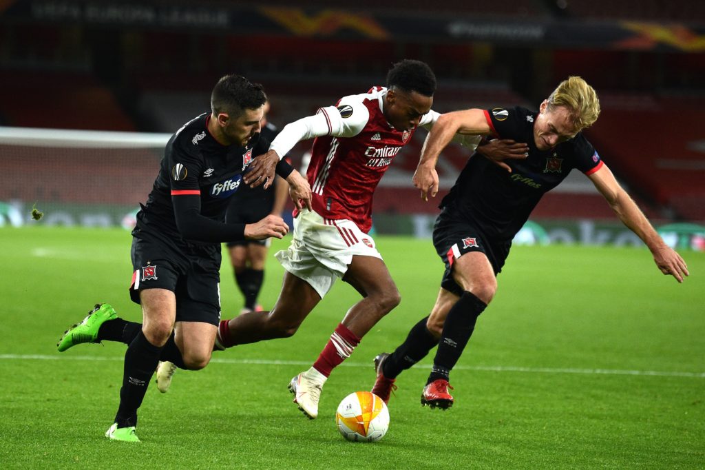 Arsenal's English midfielder Joe Willock (C) tries to break through during the UEFA Europa League 1st round day 2 Group B football match between Arsenal and Dundalk at the Emirates Stadium in London on October 29, 2020. (Photo by GLYN KIRK/AFP via Getty Images)