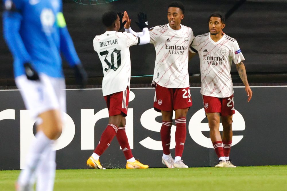 Arsenal's English midfielder Reiss Nelson (R) celebrates with Arsenal's English striker Eddie Nketiah (L) and Arsenal's English midfielder Joe Will...