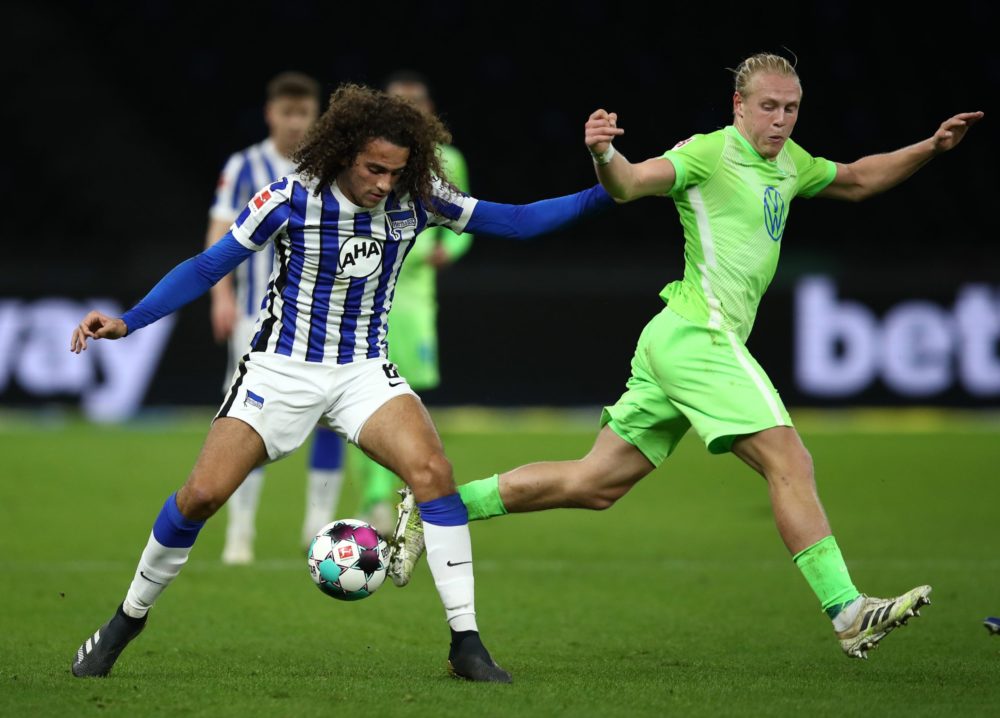 BERLIN, GERMANY - NOVEMBER 01: Matteo Guendouzi of Hertha BSC is challenged by Felix Klaus of VfL Wolfsburg during the Bundesliga match between Her...