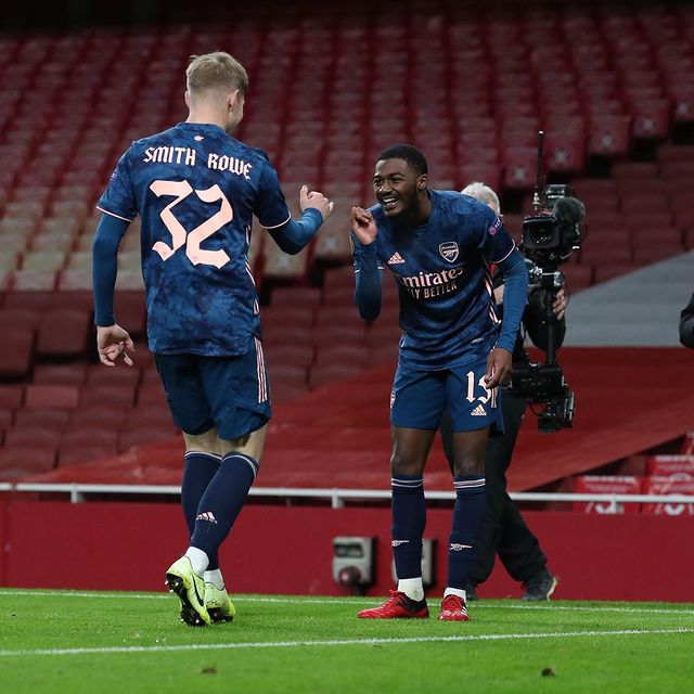 Ainsley Maitland-Niles congratulates Emile Smith Rowe on his goal against Rapid Vienna (Photo via Arsenal on Twitter)