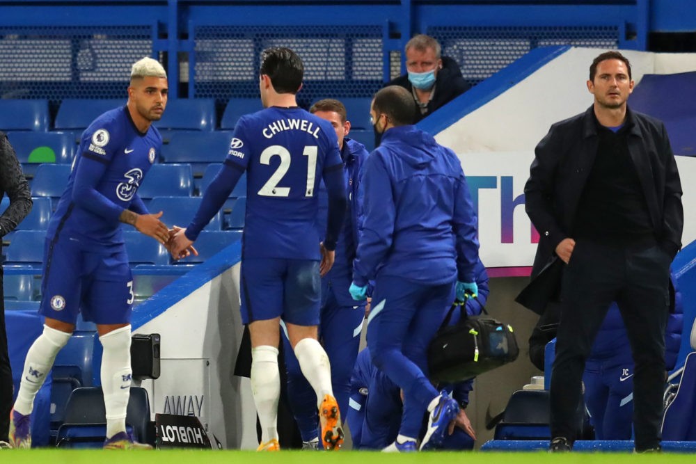 Chelsea's English head coach Frank Lampard (R) looks on as Chelsea's English defender Ben Chilwell (C) is replaced by Chelsea's Brazilian-Italian d...