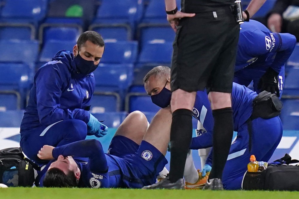Goalscoring and assisting Chelsea defender a major doubt for Arsenal game 2 Chelsea's English defender Ben Chilwell (C) receives treatment after picking up an injury during the English Premier League football match between Chelsea and West Ham United at Stamford Bridge in London on December 21, 2020. (Photo by John Walton / POOL / AFP)