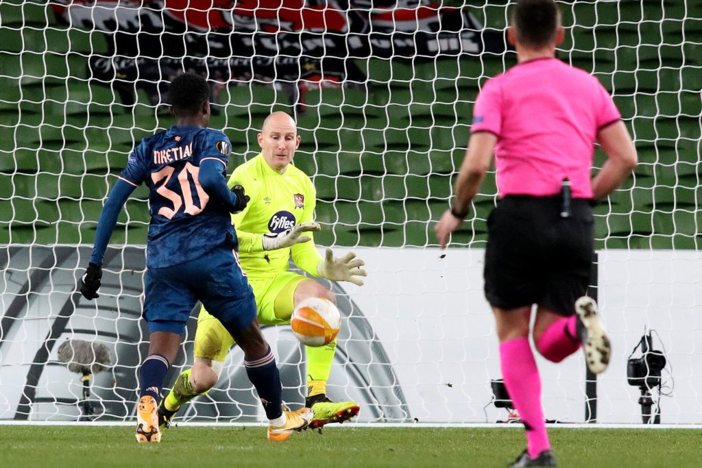 Arsenal's English striker Eddie Nketiah (L) scores his team's first goal during the UEFA Europa League 1st round Group B football match between Dundalk and Arsenal at Aviva Stadium in Dublin, Ireland on December 10, 2020. (Photo by Paul Faith / AFP)