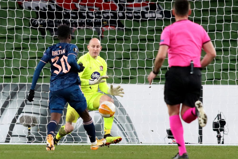 Arsenal's English striker Eddie Nketiah (L) scores his team's first goal during the UEFA Europa League 1st round Group B football match between Dun...
