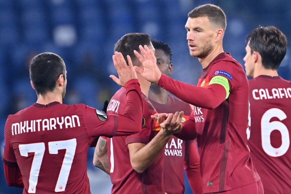 Roma's Bosnian forward Edin Dzeko (R) celebrates with Roma's Armenian midfielder Henrikh Mkhitaryan after scoring during the UEFA Europa League Group A football match AS Rome vs Young Boys on December 3, 2020 at the Olympic stadium in Rome. (Photo by Alberto PIZZOLI / AFP)