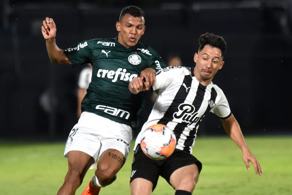 ASUNCION, PARAGUAY - DECEMBER 08: Gabriel Veron of Palmeiras competes for the ball with Iván Piris of Libertad during a first leg match between Lib...