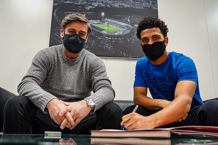 Xavier Amaechi signs with Karlsruher SC on a loan to the end of the season (Photo via KSC.de)