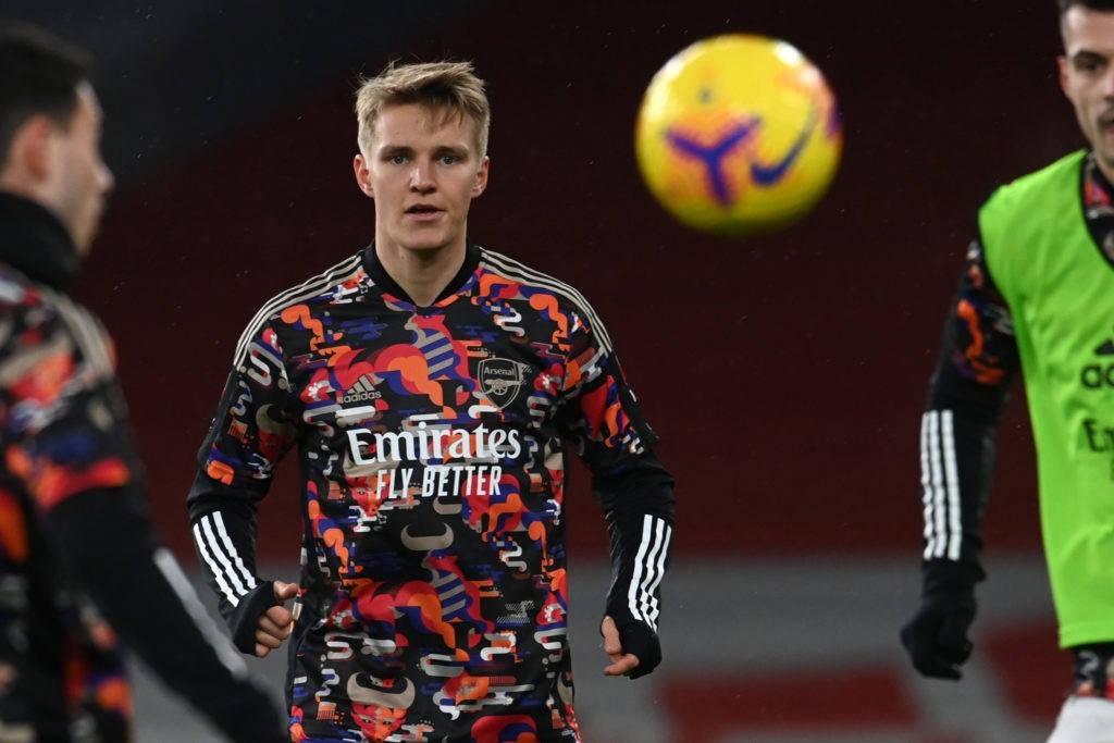 Arsenal's Norwegian midfielder Martin Odegaard (C) warms up with teammates ahead of the English Premier League football match between Arsenal and Manchester United at the Emirates Stadium in London on January 30, 2021. (Photo by Andy Rain / POOL / AFP)