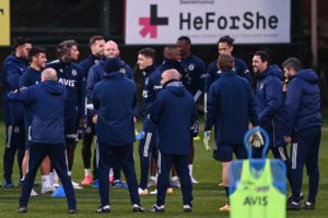 Fenerbahce's new transfer, German midfielder Mesut Ozil (R), takes part in his first training session with the team on January 24, 2021, in Istanbul. - Arsenal midfielder Mesut Ozil has joined Fenerbahce on a three-and-a-half year deal after last playing for the Gunners in March, both clubs announced on January 24. (Photo by Ozan KOSE / AFP)