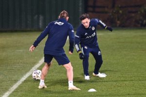 Fenerbahce's new transfer, German midfielder Mesut Ozil (R), takes part in his first training session with the team on January 24, 2021, in Istanbul. - Arsenal midfielder Mesut Ozil has joined Fenerbahce on a three-and-a-half year deal after last playing for the Gunners in March, both clubs announced on January 24. (Photo by Ozan KOSE / AFP)