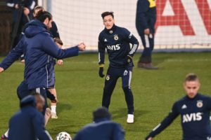 Fenerbahce's new transfer, German midfielder Mesut Ozil (R), takes part in his first training session with the team on January 24, 2021, in Istanbul. - Arsenal midfielder Mesut Ozil has joined Fenerbahce on a three-and-a-half year deal after last playing for the Gunners in March, both clubs announced on January 24. (Photo by Ozan KOSE / AFP)
