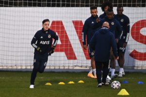 Fenerbahce's new transfer, German midfielder Mesut Ozil (R), takes part in his first training session with the team on January 24, 2021, in Istanbul. - Arsenal midfielder Mesut Ozil has joined Fenerbahce on a three-and-a-half year deal after last playing for the Gunners in March, both clubs announced on January 24. (Photo by Ozan KOSE / AFP)